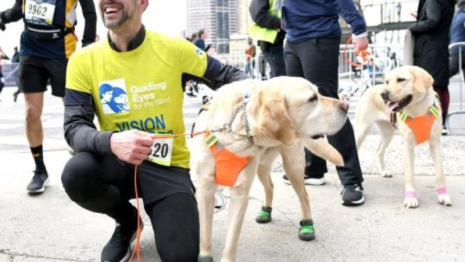 Έγραψε ιστορία: Ο πρώτος τυφλός που τερμάτισε τον ημιμαραθώνιο της Ν. Υόρκης είχε βοηθούς τρία λαμπραντόρ