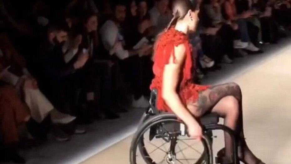 Ναύπακτος: Μαθήματα ζωής από μοντέλο που έκανε πασαρέλα μετά το ατύχημα που την άφησε ανάπηρη!