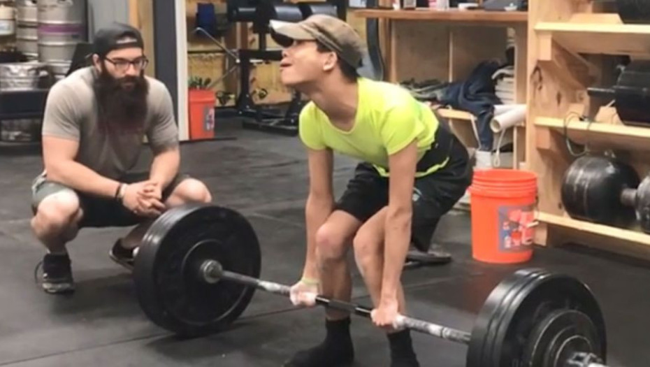 Νεαρός με εγκεφαλική παράλυση κάνει deadlift- Έγινε ο ήρωας του Σβαρτσενέγκερ!