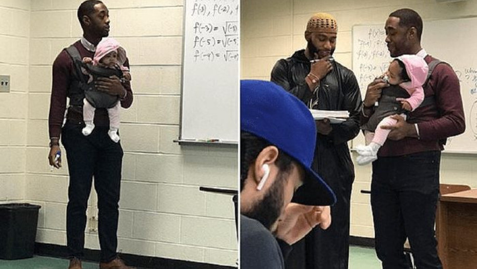 Καθηγητής κρατάει στην αγκαλιά το μωρό ενός φοιτητή του για να μπορεί ο νεαρός να παρακολουθήσει το μάθημα