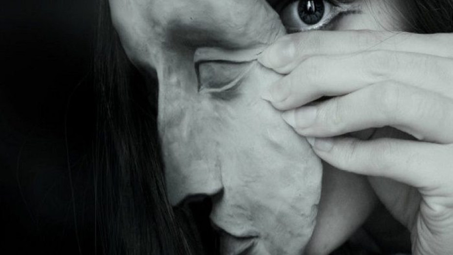 Με τρομάζουν οι άνθρωποι που χαμογελούν ψεύτικα