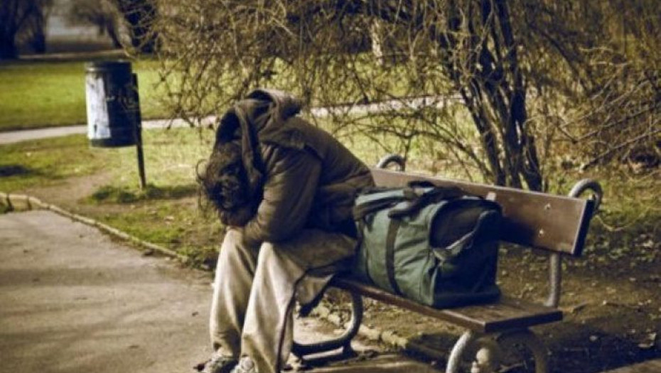 Παρατήρησε έναν άστεγο άντρα που ζητούσε φαγητό. Τότε, δεν ήξερε τι άνθρωπος ήταν.