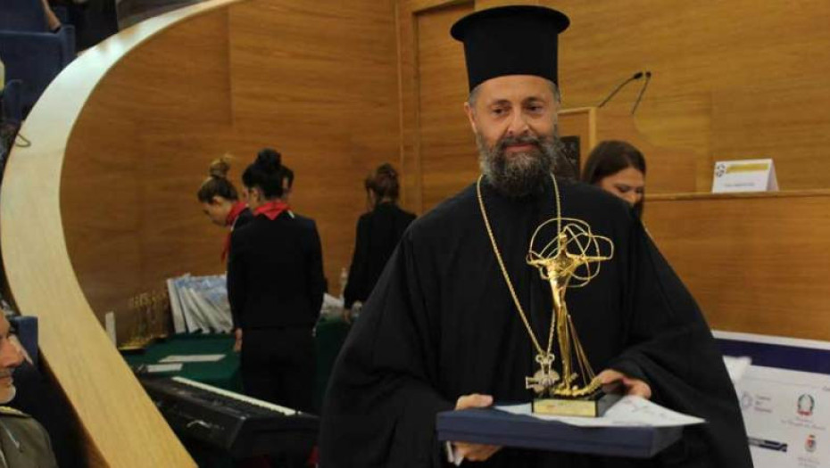 Ο Ιερέας Απόφοιτος Του Χάρβαρντ, Που Βοηθά Τα Άτομα Με Αναπηρία Στην Μητρόπολη Αλεξανδρουπόλεως