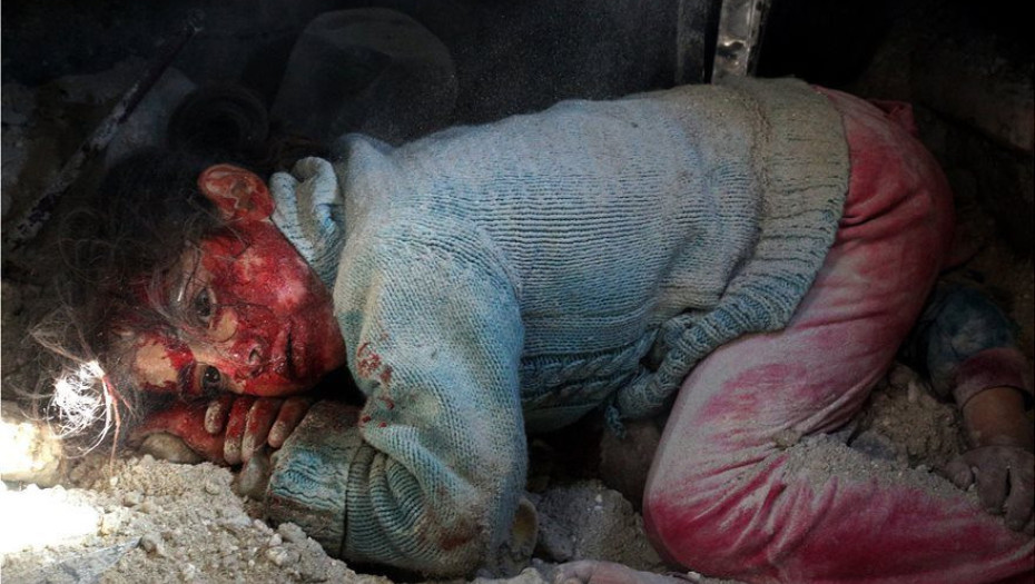 Συγκλονιστική φωτογραφία από την Συρία: Κoριτσάκι περιμένει να σωθεί δίπλα στη νεκρή αδερφούλα του