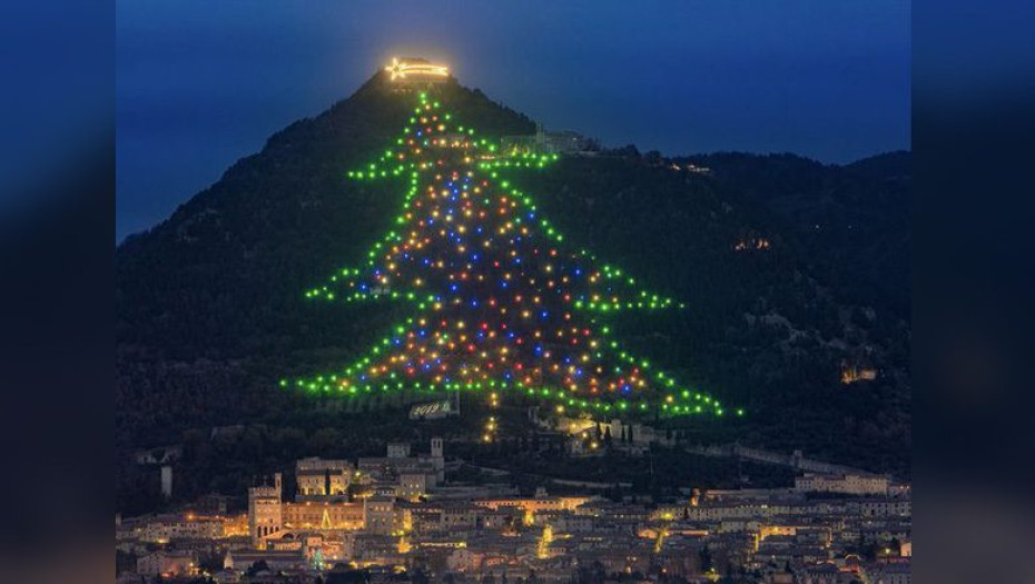 Ιταλία: Φωταγωγήθηκε το μεγαλύτερο χριστουγεννιάτικο δέντρο στον κόσμο