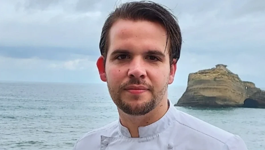 Γαλλία: Βραβευμένος σεφ απολύθηκε γιατί έκανε «εξευτελιστικό καψόνι» σε υπάλληλο – «Τον έδεσε γυμνό σε καρέκλα με μήλο στο στόμα»