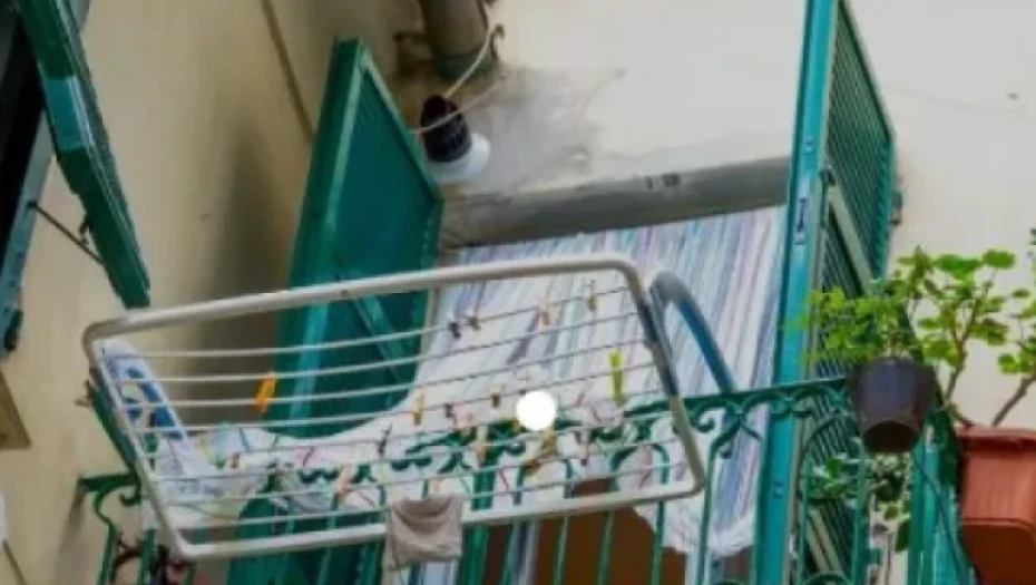 «Λατρεμένοι γείτονες» στο Βόλο: Της τράβηξε την κουβέρτα που τίναζε και παραλίγο να πέσει από τον 4ο όροφο