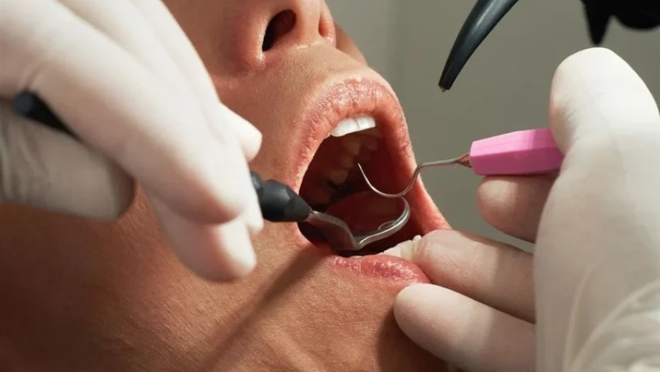 Γαλλία: Οδοντίατρος δεν αποστείρωνε τα εργαλεία – Τρέχουν για εξετάσεις AIDS και ηπατίτιδας