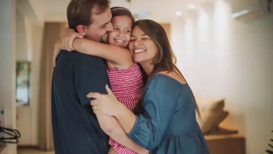 Πώς «διδάσκεται» η ευτυχία στα παιδιά – Τι να γνωρίζουν οι γονείς