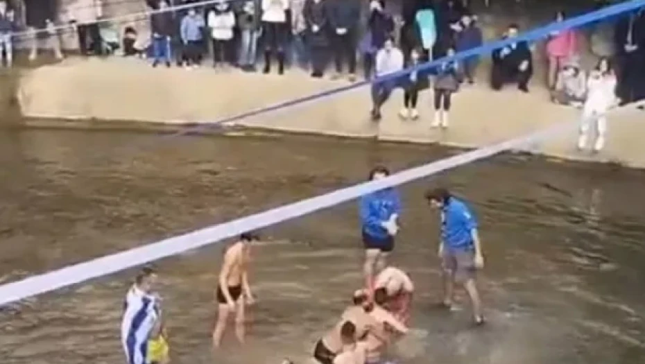 Θεοφάνεια στα Τρίκαλα: Τραβούσαν τον σταυρό για το ποιος θα τον πάρει