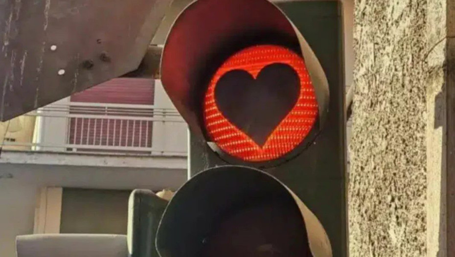 Άγιος Βαλεντίνος: Love is in the air στη Λαμία – Σε σχήμα καρδιάς τα φανάρια