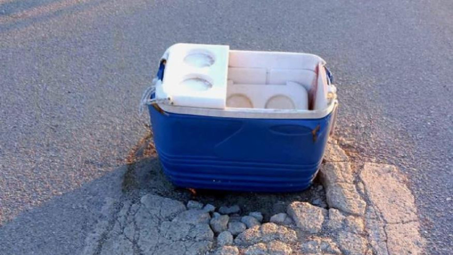 Εύβοια: Έκλεισαν λακκούβα στον δρόμο με φορητό ψυγειάκι