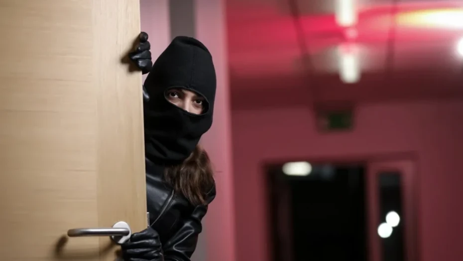 Πάτρα: Θηλυκή συμμορία παραβίασε 17 σπίτια… με ένα τραπουλόχαρτο