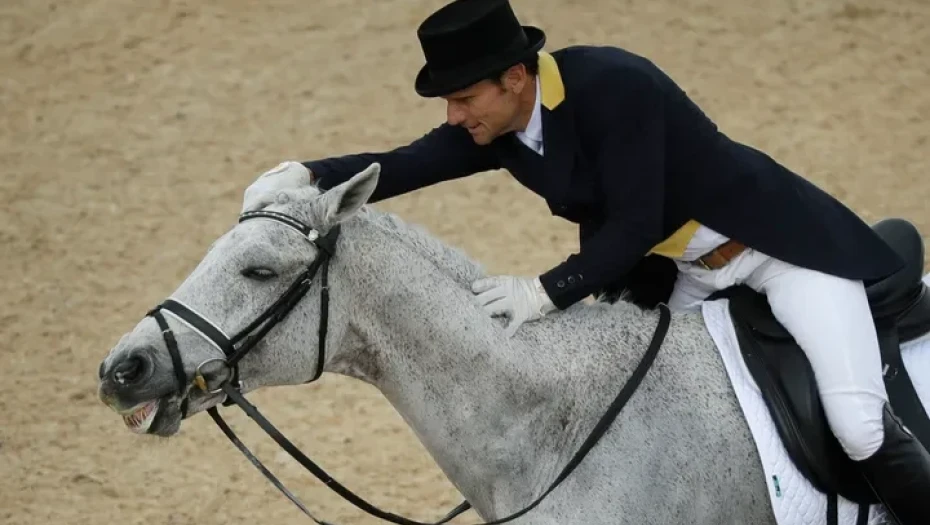 Σάλος στην Αυστραλία: Ολυμπιονίκης ιππέας διαγωνίστηκε φορώντας… mankini (βίντεο)