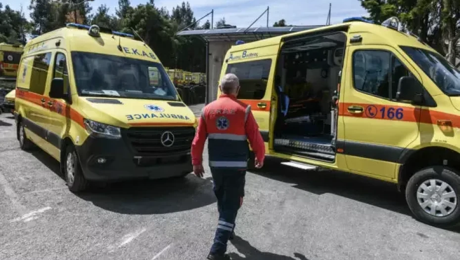 Καταγγέλλει η ΠΟΕΔΗΝ: Παράνομες αναθέσεις σε ιδιωτικά ασθενοφόρα