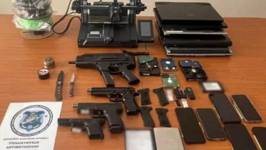 Φοιτητές στη Σάμο έφτιαχαν όπλα με 3D printer -Τα έκρυβαν σε τάπερ και τα έθαβαν, τους ξετρύπωσε η ΕΥΠ