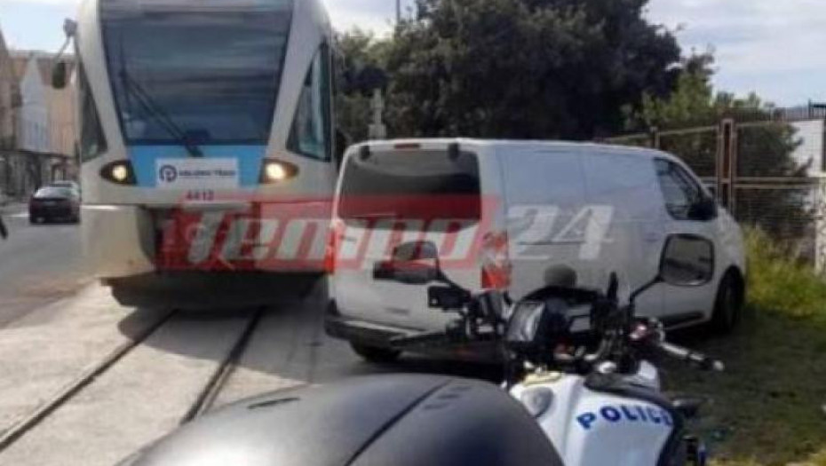 Πάτρα: Πάρκαρε το όχημα στις ράγες του Προαστιακού για να πάει για καφέ!