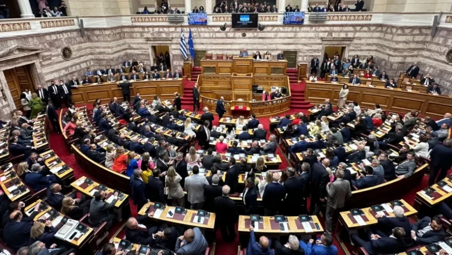 Πέρασε με 176 «Ναι» το νομοσχέδιο για τα ομόφuλα ζευγάρια