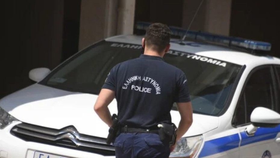 50χρονος έκανε στpıπτiζ σε κοινή θέα στο κέντρο της Λάρισας