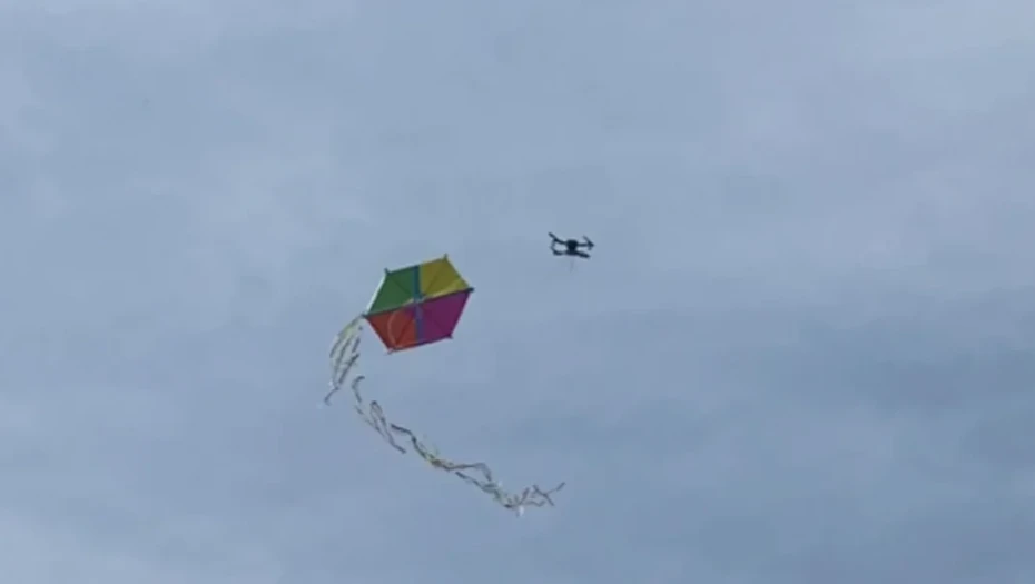 Καθαρά Δευτέρα: Παρέα στα Τρίκαλα σήκωσε χαρταετό με drone – Δείτε βίντεο