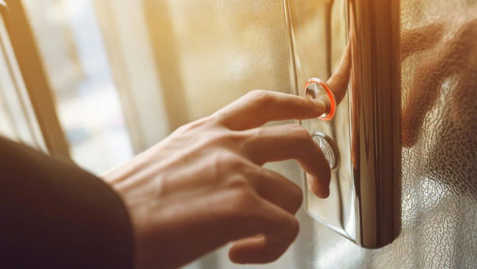 Λάρισα: Κατέβασε το γενικό του ρεύματος και εγκλώβισε τους κλέφτες στο ασανσέρ