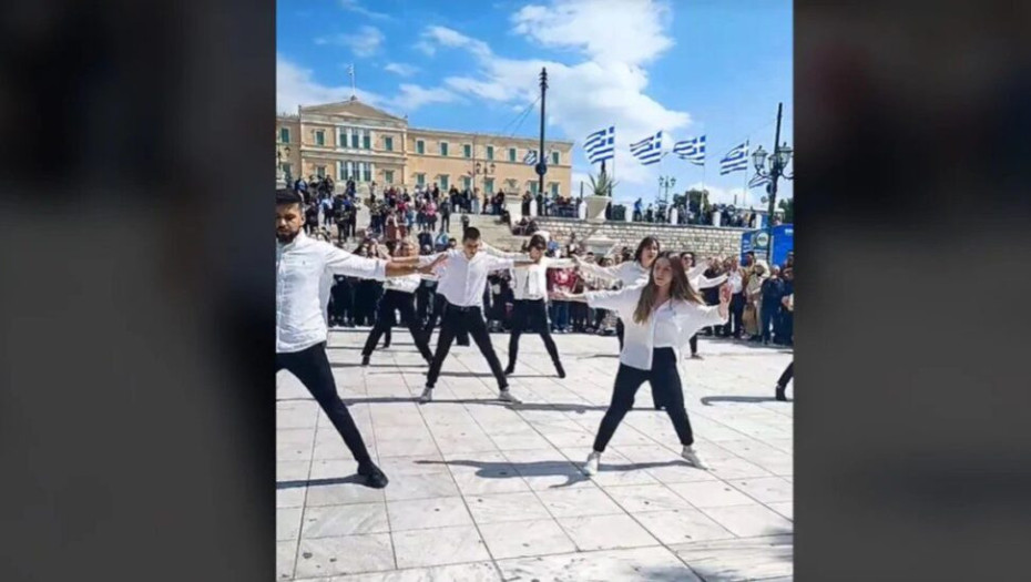 Μαθητές μετά την παρέλαση χόρεψαν τραγούδι του Οικονομόπουλου στο Σύνταγμα και έγιναν viral [βίντεο]