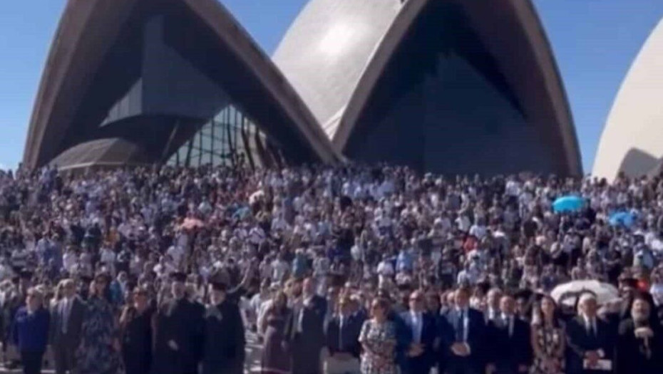 Αυστραλία: Οι Έλληνες της διασποράς τραγουδούν τον εθνικό ύμνο έξω από την όπερα του Σίδνεϊ