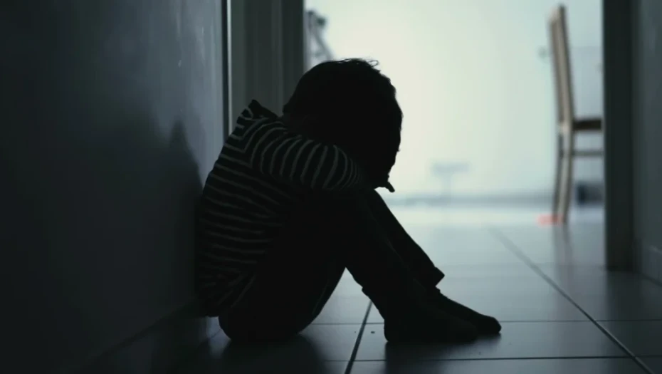 Λαμία: Άφηνε νηστικά για τιμωρία τα 5 πέντε ανήλικα παιδιά της συντρόφου του