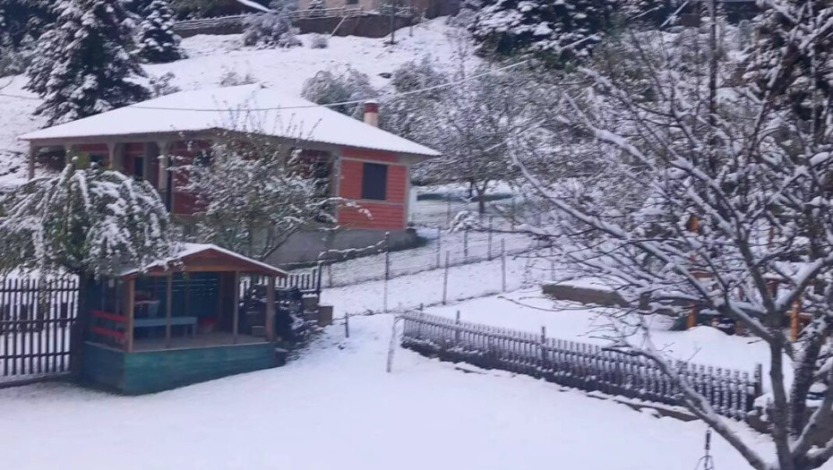 Τρίκαλα: Πυκνή χιονόπτωση στο Περτούλι – Τα πάντα ντύθηκαν στα λευκά