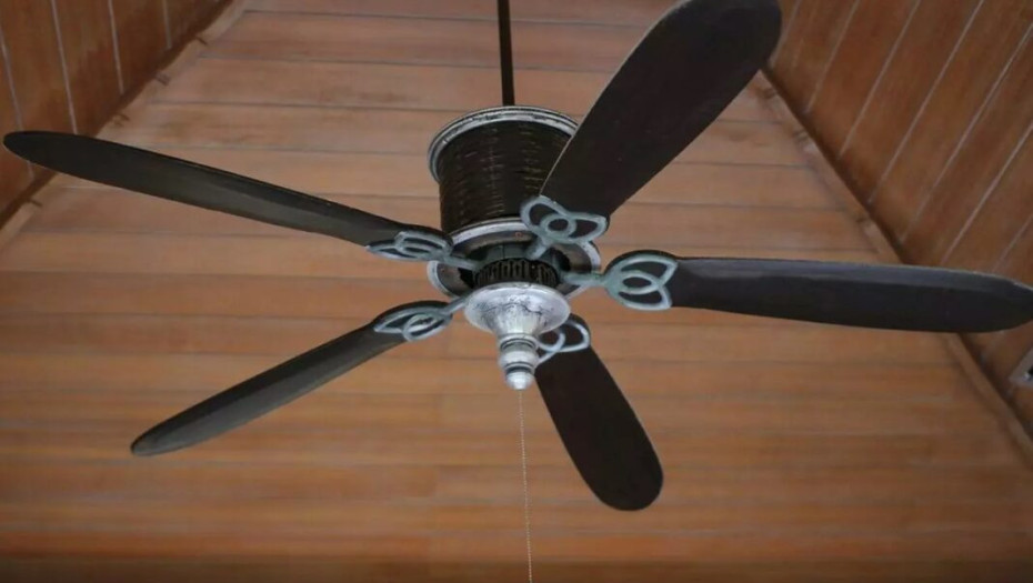 Ύπνος: Οι 4 κίνδυνοι από την χρήση ανεμιστήρα τη νύχτα