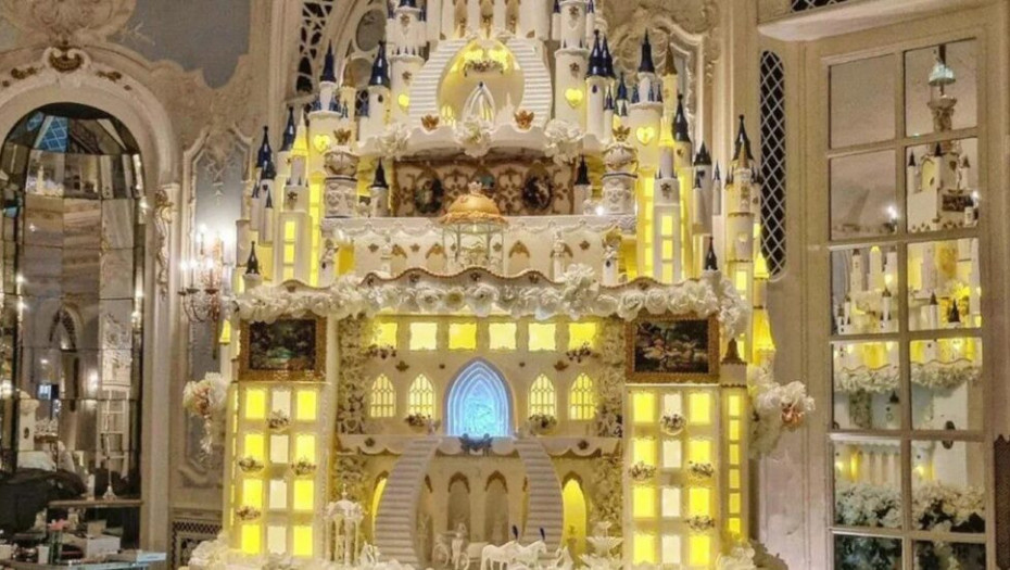 Νύφη στην Αγγλία ξόδεψε 13.000 λίρες για θεόρατη τούρτα σαν κάστρο -Κιτς, είχε ακόμη και φωτάκια [εικόνες]