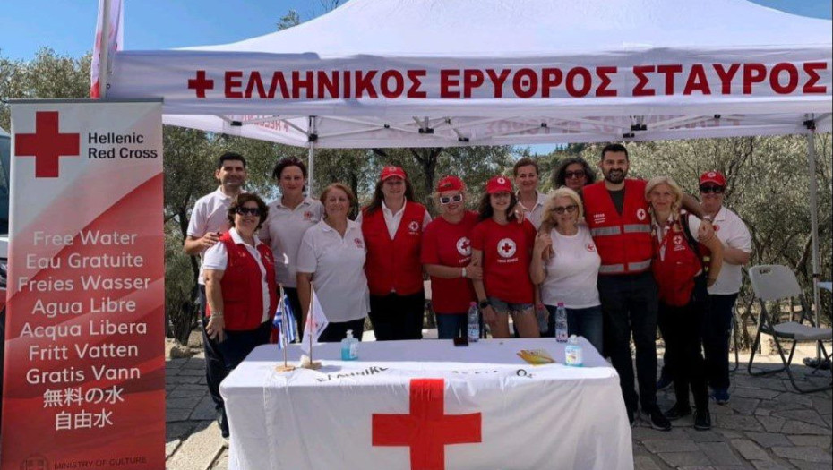 Ο Ελληνικός Ερυθρός Σταυρός διένειμε 5.000 μπουκάλια εμφιαλωμένο νερό στους επισκέπτες της Ακρόπολης