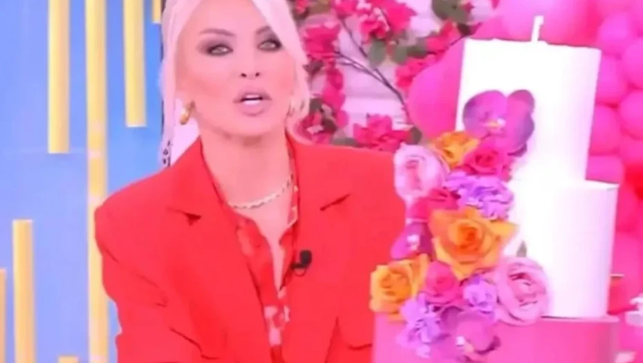 Γενέθλια στο πλατό για την Κατερίνα Καινούργιου – «Από τον Κοκλώνη να φανταστώ η ανθοδέσμη, από γκόμενο αποκλείεται»