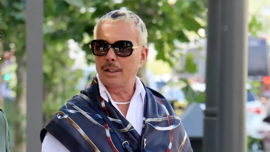 Λάκης Γαβαλάς: «Έχω πέσει στα πατώματα μόνο από τακούνια ψηλά, όχι από έρωτα»