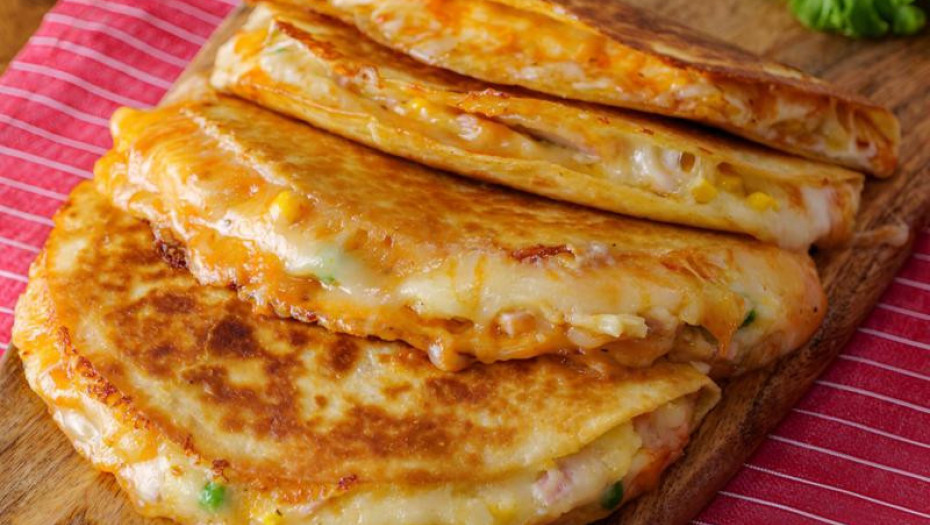 Συνταγή για καλοφαγάδες: Πατατόπιτες από τορτίγιες, με λαχανικά και τυριά που λιώνουν