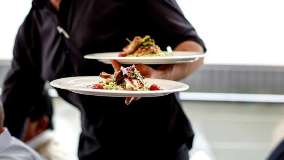 Οργή στα Χανιά: Σερβιτόρος καταγγέλλει τον ξυλοδαρμό του από ιδιοκτήτη καταστήματος