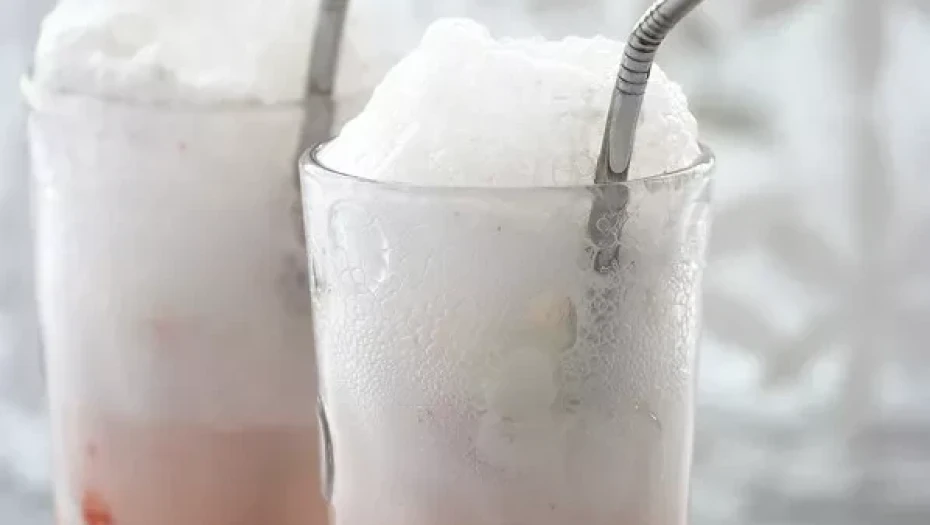 Soda ice cream με σιρόπι φράουλα