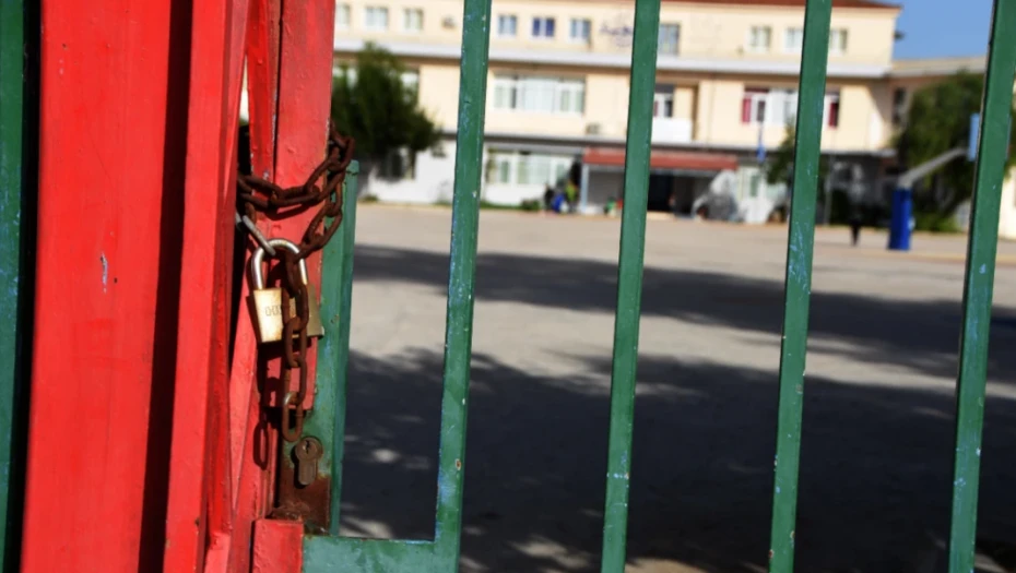 Πάτρα: Είχαν στήσει κύκλωμα διακίνησης ναρκωτικών σε σχολείο – 19 συλλήψεις