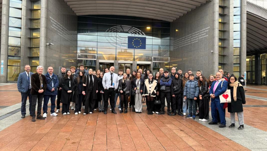 Με πρωτοβουλία του Σάκη Αρναούτογλου, μαθητές από Φαρκαδόνα, Κομοτηνή και Κίμωλο «Αποκτούν φωνή» στο Ευρωπαϊκό Κοινοβούλιο