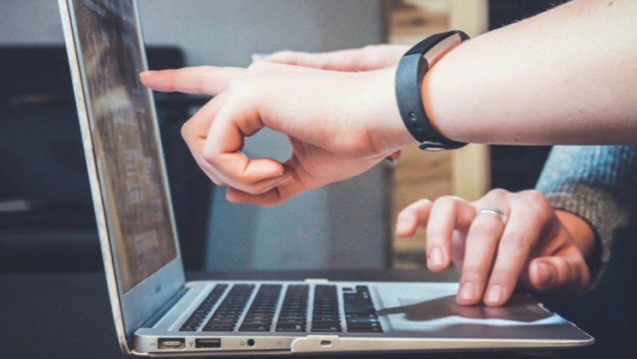 Apolitic: Χαμένοι στην ηλεκτρονική αναζήτηση