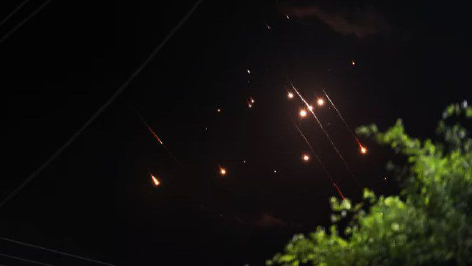 Επιβάτης πτήσης καταγράφει τη στιγμή που το Ιράν εκτοξεύει τους πυραύλους κατά του Ισραήλ