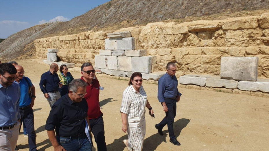 Σέρρες: Η Λίνα Μενδώνη στον τύμβο Καστά