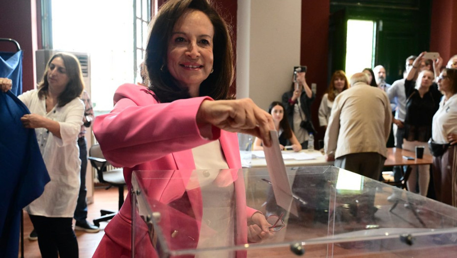 Ψηφοφορία από την υποψήφια πρόεδρο του ΠΑΣΟΚ - Κινήματος Αλλαγής Άννα Διαμαντοπούλου, στην Αθήνα, Κυριακή 6 Οκτωβρίου 2024. 
(ΤΑΤΙΑΝΑ ΜΠΟΛΑΡΗ/EUROKINISSI)