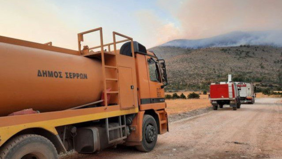 Apolitic: Ας ασχοληθεί η Δημοτική Αρχή με τον καθαρισμό κάδων, πλύσιμο οδών και το Κυνοκομείο μας