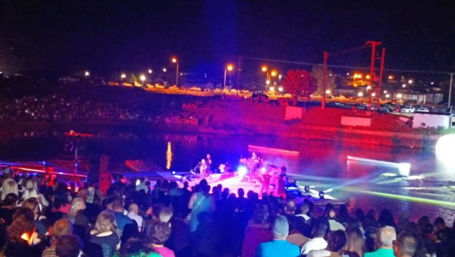 Στην συναυλία με τον Αλκίνοο Ιωαννίδη τους μάγεψε η λίμνη του Πεθελινού