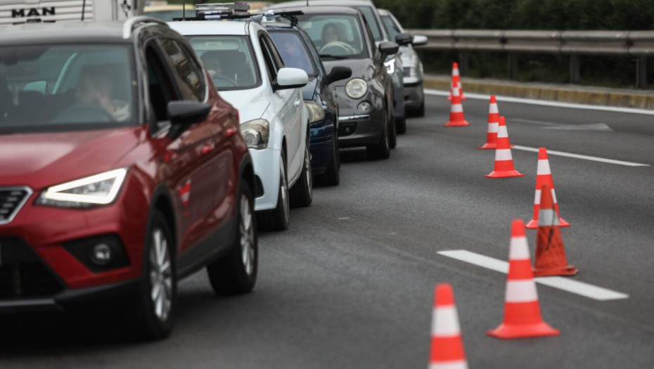 Κλειστή η Λεωφόρος Ποσειδώνος εξαιτίας της επιχείρησης εξουδετέρωσης βόμβας του Β' Παγκοσμίου που βρέθηκε στον χώρο του πρώην αεροδρομίου στο Ελληνικό, Πέμπτη 26 Οκτωβρίου 2023. 
(ΓΙΑΝΝΗΣ ΠΑΝΑΓΟΠΟΥΛΟΣ/EUROKINISSI)