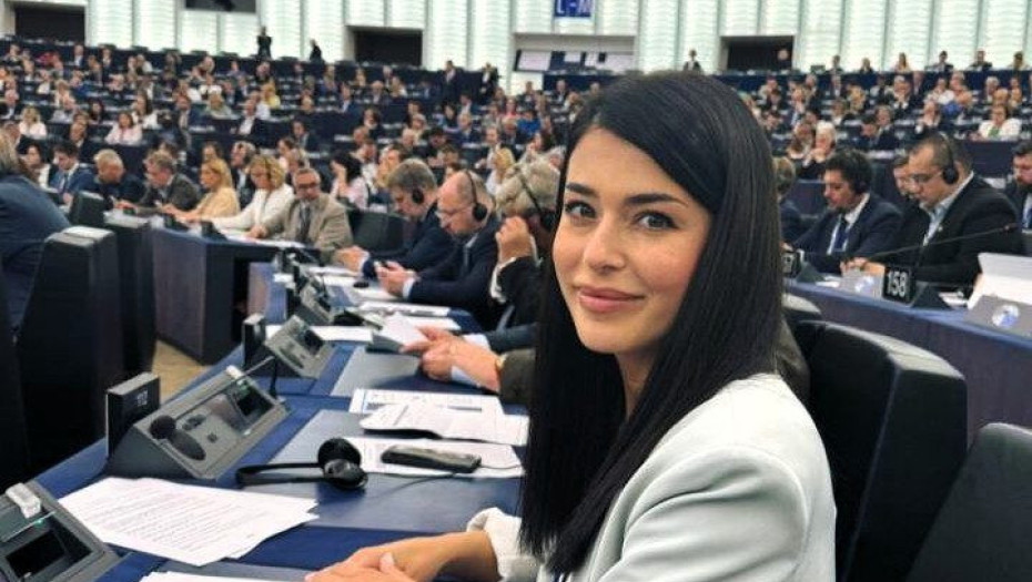 Κερδίζει έδαφος η Αφροδίτη Λατινοπούλου μαζί με Λε Πεν, Όρμπαν,  Σαλβίνι, και Βίλντερς