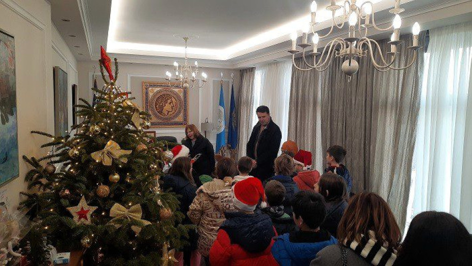 «Πλημμύρισε» με χριστουγεννιάτικα κάλαντα και μελωδίες το Δημαρχείο Σερρών