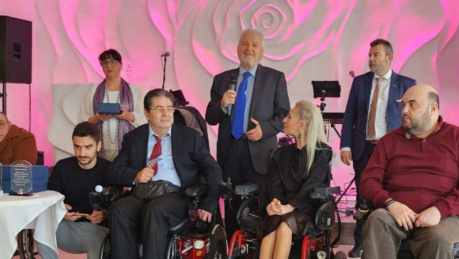 Τον πρόεδρο και διευθύνοντα σύμβουλο του ΟΑΣΘ Κώστα Ταγγίρη βράβευσε ο Πανελλήνιος Σύλλογος Παραπληγικών