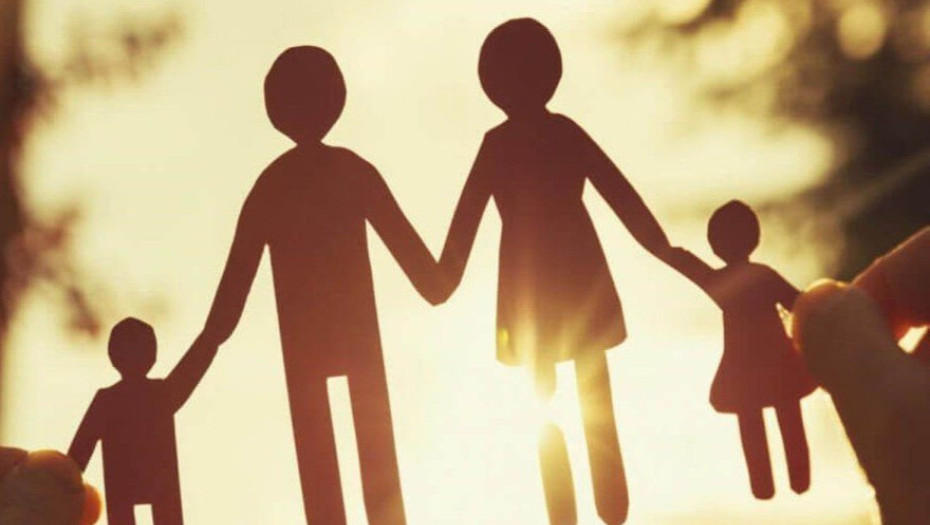 Γιατί οι Έλληνες δεν κάνουν οικογένεια – Συνθήκες ή επιλογή;